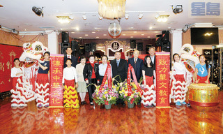 中華中學校學生醒獅健兒親臨吉祥獻瑞，以「致力華文教育  傳承中華文化」對聯，向中華同學會成立八十三週年致以誠摯的祝賀。馬紅兵攝 